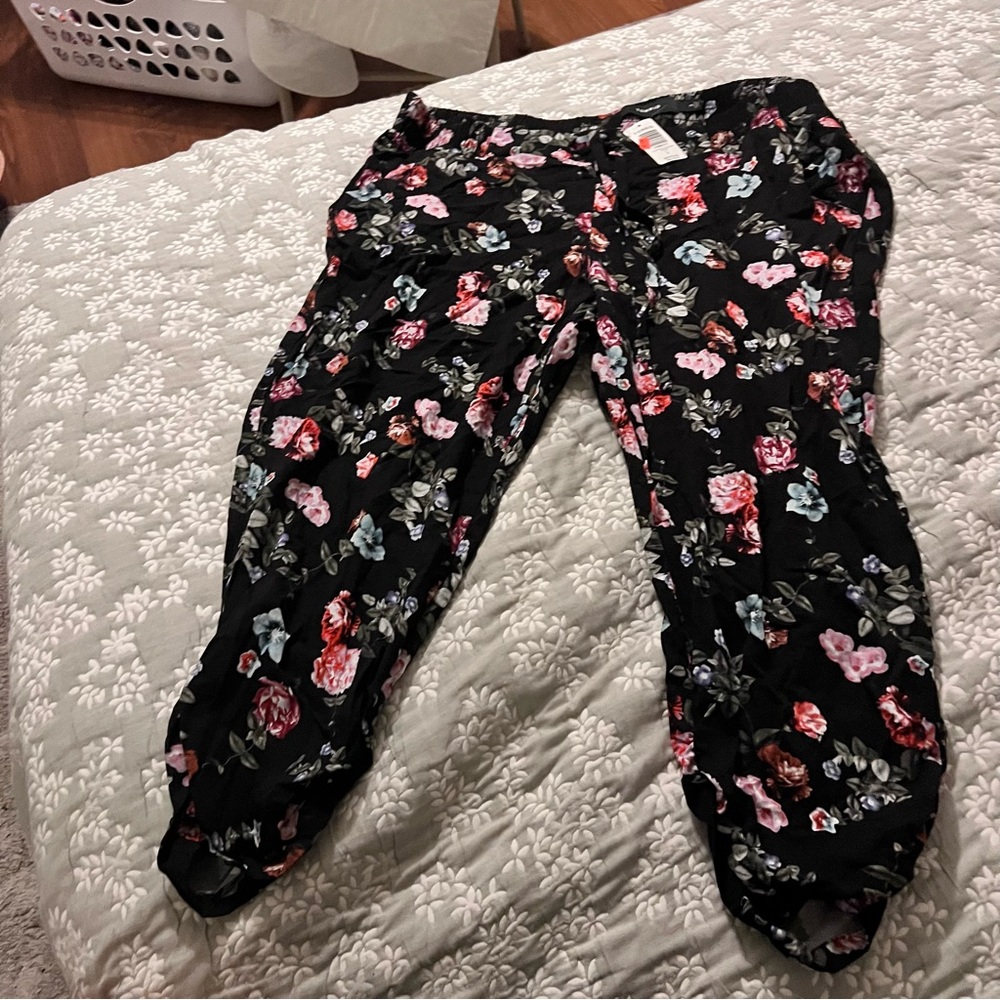 Torrid Black Floral Cropped Pants